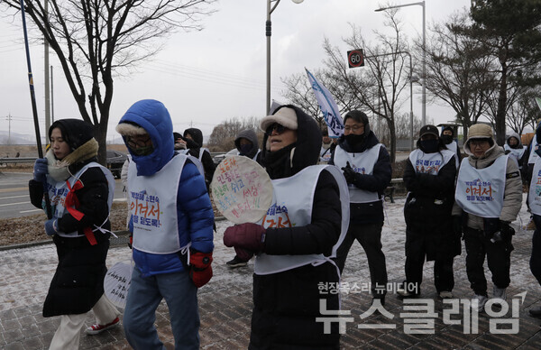 7일 오전 한국옵티칼하이테크 고공농성장에서 진행된 '한국옵티칼하이테크 고용승계로 가는 희망 뚜벅이 출발 기자회견'. 사진=금속노조