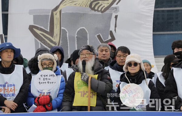 7일 오전 한국옵티칼하이테크 고공농성장에서 진행된 '한국옵티칼하이테크 고용승계로 가는 희망 뚜벅이 출발 기자회견'. 사진=금속노조