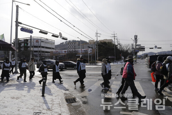7일 오전 한국옵티칼하이테크 고공농성장에서 진행된 '한국옵티칼하이테크 고용승계로 가는 희망 뚜벅이 출발 기자회견'. 사진=금속노조