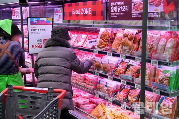 롯데마트 천호점 축산 코너에서 가금육 상품을 구매하는 고객 모습. 롯데쇼핑 제공