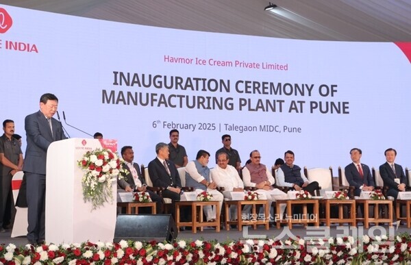 롯데는 지난 6일 인도 푸네시에서 하브모어 신공장 준공식을 개최했다. 신공장은 롯데웰푸드가 2017년 하브모어를 인수한 이후 처음 증설한 생산시설이다. 신동빈 롯데 회장(왼쪽)이 신공장 준공식에서 축사를 하고 있다. 롯데 제공