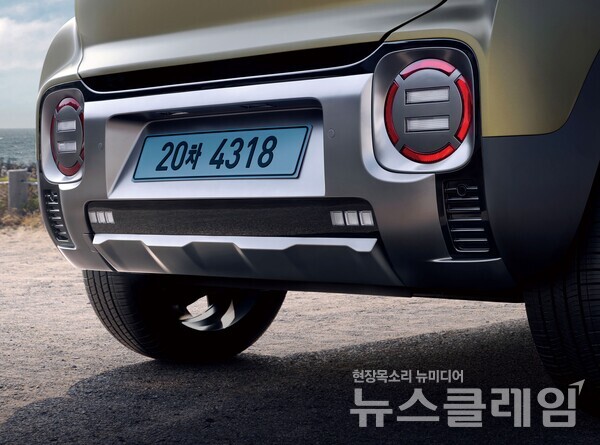 현대자동차(대표이사 호세 무뇨스)는 오는 11일 캐스퍼 일렉트릭에 아웃도어 테마 디자인을 입힌 ‘캐스퍼 일렉트릭 크로스’를 출시한다고 10일 밝혔다. 현대자동차 제공