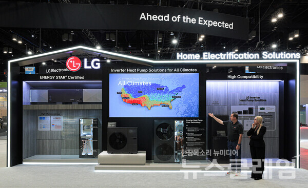 LG전자가 현지시간 10일부터 12일까지 미국 올랜도에서 열리는 북미 최대 공조전시회 'AHR EXPO 2025'에서 산업용부터 주거용까지 고객 맞춤형 HVAC(냉난방공조) 솔루션을 앞세워 북미 공조 시장을 공략한다. 미국 전역의 다양한 기후를 고려한 ‘인버터 히트펌프’를 소개하고 있다. LG전자 제공