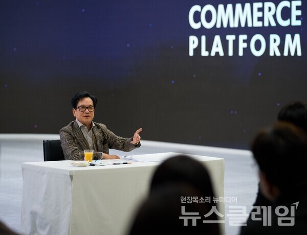 CJ그룹 이재현 회장이 지난 7일 서울 서초구 CJ온스타일 본사에서 직원들을 만나 격려하고 있다. CJ그룹 제공