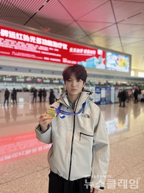 영원아웃도어(대표 성기학)의 노스페이스 애슬리트팀 소속 이승훈 선수가 한국 프리스타일 스키 선수 최초로 아시안게임에서 금메달을 획득하고 기념촬영을 하고 있다. 노스페이스 제공