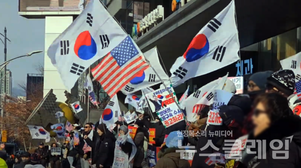 10일 서울 중구 인권위 앞에서 윤석열 대통령 지지자들이 '윤 대통령 탄핵심판 방어권 보장 안건' 통과를 촉구하고 있다. 사진=김성훈 기자