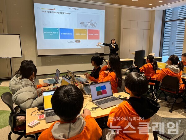 지난 7~8일 강원도 홍천에서 열린 제2회 ‘미래에셋 우리아이TDF 행복가족여행’에서 초등학생들이 금융 교육 프로그램에 참여하고 있다. 미래에셋자산운용 제공