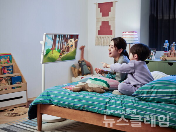 LG전자가 최근 출시한 'LG 스탠바이미 2'를 사용하고 있는 모습. LG전자 제공