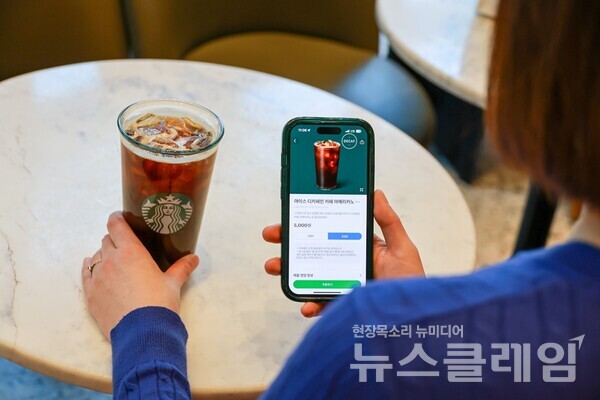 스타벅스 코리아(대표이사 손정현)는 지난해 디카페인 음료의 판매량을 분석한 결과, 전년 동기 대비 55%나 늘어난 3270만 잔을 기록한 것으로 나타났다고 11일 밝혔다. 스타벅스 코리아 제공