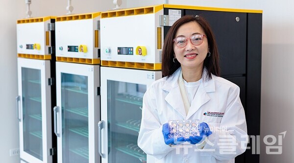 셜리 멍(Shirley Meng) 교수가 배터리에 사용되는 금속의 질감을 개선하면 성능이 크게 향상된다는 것을 설명하고 있다. LG에너지솔루션 제공