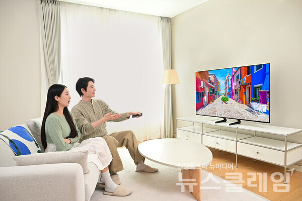 삼성전자 모델이 최신 AI 기술을 탑재한 2025년형 삼성 OLED TV를 소개하고 있다. 삼성전자 제공