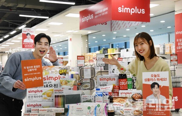 홈플러스(대표 조주연)는 고객 신뢰와 만족도를 높이기 위해 식품과 비식품 자체 브랜드(PB, Private Brand)를 아우르는 ‘메가 PB’ 브랜드를 선언한다고 12일 밝혔다. 홈플러스 제공