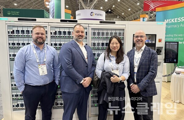 미국 뉴올리언스서 열린 ASHP 2024 전시회에서 한미약품과 McKesson Automation 관계자들이 기념 촬영을 하고 있다. 왼쪽부터 맥케슨 오토메이션 영업 및 사업개발 부사장 케빈 클루티에(Kevin Cloutier), 맥케슨 캐나다 기술 솔루션 부사장 이브 블랑셰트(Yves Blanchette), 한미약품 해외영업팀 이지현 그룹장, 맥케슨 캐나다 오토메이션 부사장 겸 총괄 매니저 스티브 데니슨