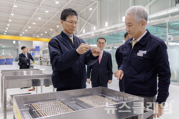 NH농협은행은 강태영 은행장이 지난 13일 부산광역시 기장군 소재 산업용 피팅, 밸브 제조기업인 ㈜비엠티를 방문해 중소기업 현장의 어려움과 현안을 청취했다고 14일 밝혔다. NH농협은행 제공