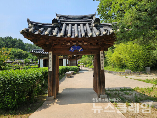 월하문은 당나라 시인 가도의 시 중 ‘새는 연못 가 나무에서 잠들었고 스님은 달빛 아래 문을 두드린다’는 구절에서 문 이름을 가져 왔다. 언제든 주저하지 말고 들어오라는 뜻을 가졌다. 사진=오근식 객원위원