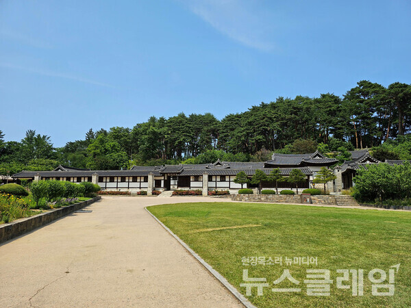 선교장은 1700년대 초에 이곳 선교리에 터를 잡은 후 가세가 융성해지며, 300여 년 동안 도움이 필요한 이들에게는 넉넉히 베풀었다. 특히 학자와 시인, 묵객들에 대한 환대가 극진했다. 사진=오근식 객원위원