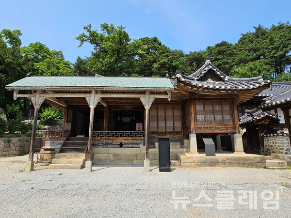 선교장의 중심인 사랑채, 열화당이다. ‘친인척들이 정다운 이야기 즐겨 나눈다’라는 의미가 담긴 이름인데, 도연명의 시 귀거래사 중 悅親戚之情話 (열친척지정화)에서 가져왔다. 이곳을 찾아온 사람들의 학문과 예술을 논하던 곳이다. 사진=오근식 객원위원