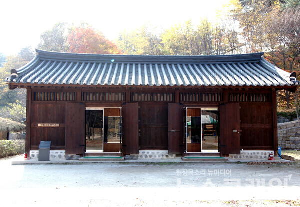 선교장의 창고인 곳간채 건물이다. 일제강점기 백범 김구와 이시형의 지원을 받아 신학문을 가르치는 동진학교 건물로 사용되었으며 몽양 여운형이 이곳에서 영어를 가르쳤다. 사진=오근식 객원위원