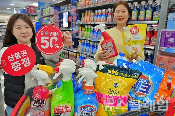 제타플렉스 잠실점 세탁세제 코너에서 행사상품을 홍보하는 직원 모습. 롯데쇼핑 제공