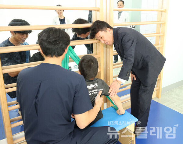 전달식에 참석한 함영주 회장(사진 맨 오른쪽)이 중추신경계 발달치료를 받고 있는 장애 아동에게 따뜻한 격려의 말을 전하고 있다. 하나금융그룹 제공