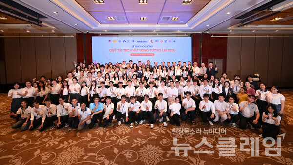 미래에셋그룹(회장 박현주)의 베트남 사회공헌재단인 ‘미래희망재단’은 지난 14일 현지 우수 학생을 대상으로 장학금 수여식을 개최했다고 18일 밝혔다. 미래에셋그룹 제공