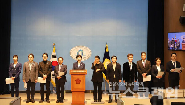 더불어민주당 당대표정치테러대책위원회가 18일 국회 소통관에서 기자회견을 갖고 이재명 대표의 피습 사건에 대한 전면 재수사를 촉구했다. 사진=김지호 경기도당 대변인 페이스북