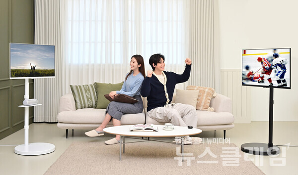 삼성전자 모델이 별도의 기기없이 인터넷만 연결되면 모니터에서 OTT와 같은 다양한 콘텐츠를 즐길 수 있는 삼성전자 스마트 모니터에 무빙스탠드를 결합한 무빙스타일을 체험하고 있다. 삼성전자 제공
