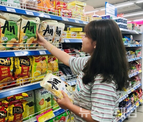 오리온(대표이사 이승준)은 건강 트렌드 열풍 속 쌀로 만든 제품 ‘뉴룽지’와 ‘안(An)’이 많은 사랑을 받으며 글로벌 쌀 스낵 시장에서 새로운 강자로 주목받고 있다고 19일 밝혔다. 오리온 제공