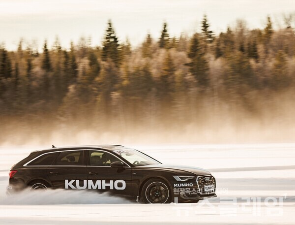 스웨덴 외스테르순드 서킷에서 윈터크래프트 WP52+ 제품이 장착된 차량으로 주행 체험을 실시했다. 금호타이어 제공