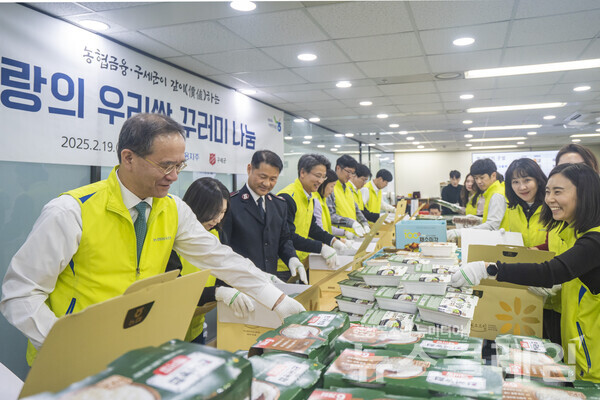 이찬우 회장(왼쪽에서 첫 번째), 한세종 서기장관(왼쪽에서 세 번째) 및 직원 봉사단이 우리 쌀 꾸러미를 포장하고 있다. NH농협금융 제공