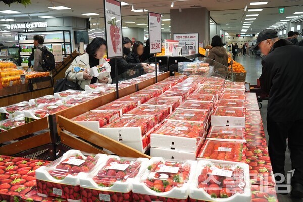 롯데마트 제타플렉스 잠실점 딸기 코너 전경. 롯데쇼핑 제공