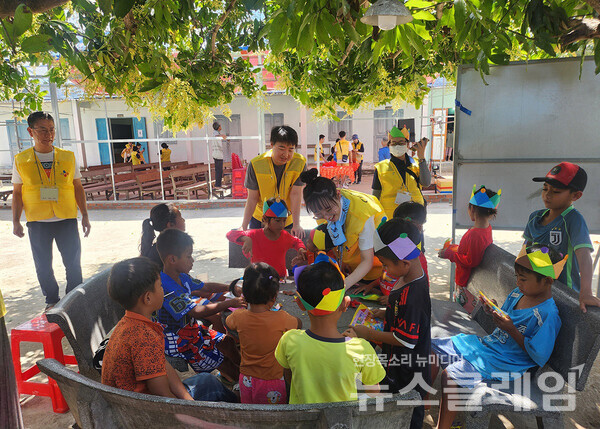 CJ그룹이 베트남 닌투언성 땀응마을을 찾아 의료봉사를 한 가운데 CJ제일제당 직원을 비롯한 자원봉사자들이 진료 대기 중인 어린이들을 돌보고 있다. CJ그룹 제공