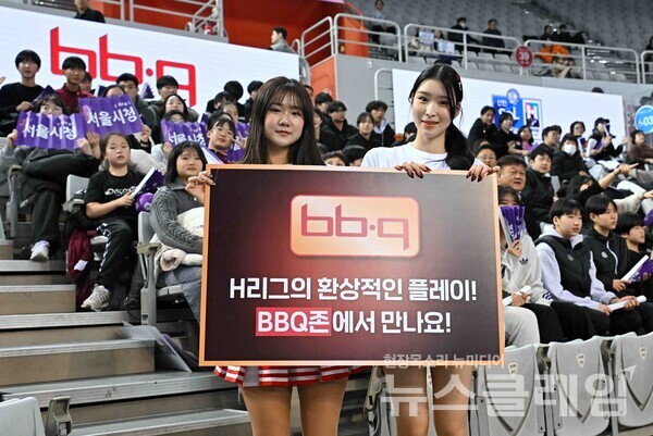 제너시스BBQ 그룹(회장 윤홍근)은 지난 21일부터 서울 올림픽공원 핸드볼경기장에서 열린 ‘신한 SOL페이 24-25 핸드볼 H리그(이하 H리그)’경기에서 특화 브랜드존인 ‘BBQ존’을 운영했다고 24일 밝혔다. BBQ 제공
