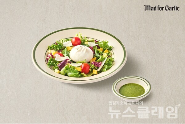 ‘쁘띠 부라타 바질 샐러드’. 매드포갈릭 제공