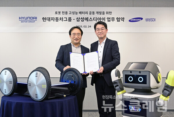 현대차·기아 의왕연구소에서 열린 업무 협약식에서 (왼쪽부터)현대차∙기아 로보틱스랩장 현동진 상무, 삼성SDI 소형사업부 전략마케팅팀장 조한제 부사장이 기념 사진을 촬영하고 있다. 현대차 제공