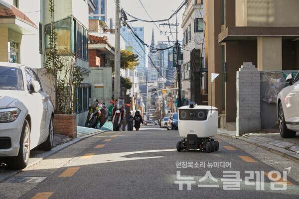 서울 강남구 역삼동 일대에서 배달 업무를 수행 중인 딜리가 B마트 PPC에서 상품을 적재 후 배달목적지까지 이동하고 있다. 우아한형제들 제공