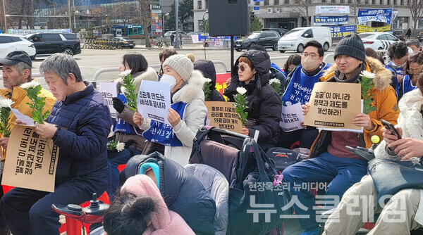 25일 서울 여의도 국회 앞 전국장애인부모연대 농성장에서 진행된 '송파 세 모녀 11주기 추모제'. 사진=대한불교조계종 사회노동위원회