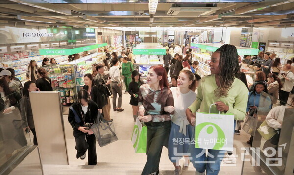 외국인 고객들이 명동 타운 매장에서 K뷰티 쇼핑을 하고 있는 모습. CJ올리브영 제공