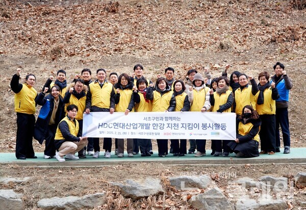 HDC현대산업개발은 서울시 서초구자원봉사센터, 서초구에 거주하는 주민들과 함께 반포천 일대의 환경 정화 봉사활동을 진행했다고 26일 밝혔다. HDC현대산업개발 제공