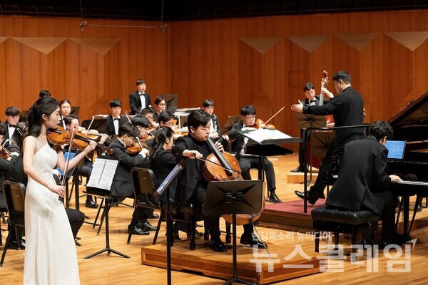 지난 25일 서울시 서초동 소재 예술의전당 콘서트홀에서 진행된 ‘2025 위드콘서트’에서 하트하트 오케스트라와 클래식 음악 신예들이 함께 공연하는 모습. 신한은행 제공