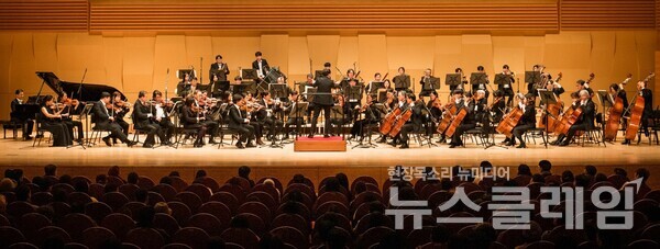 지난 23일 경기도 성남아트센터 콘서트홀에서 열린 ‘제11회 빛의 소리 나눔콘서트’에서 객석을 가득 메운 관객들이 MPO 단원들의 연주를 감상하고 있다. 한미약품 제공