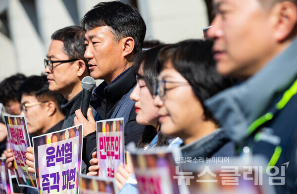 27일 오후 서울남대문경찰서 정문 앞에서 열린 '민주노총 양경수 위원장 입장발표 기자회견'. 사진=민주노총