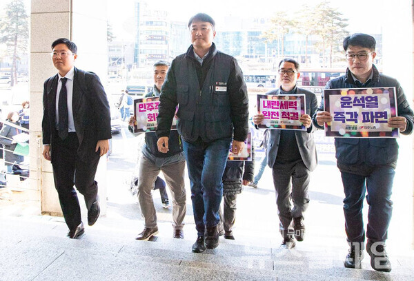 27일 오후 서울남대문경찰서 정문 앞에서 열린 '민주노총 양경수 위원장 입장발표 기자회견'. 사진=민주노총