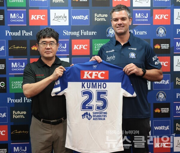 금호타이어가 호주 NRL 인기팀 '캔터베리 뱅크스타운 불독스' 후원 계약을 체결했다. (왼쪽부터) 금호타이어 대양주영업담당 전성호 상무와 불독스팀 카메론 시랄도(Cameron Ciraldo) 감독이 포즈를 취하고 있다. 금호타이어 제공