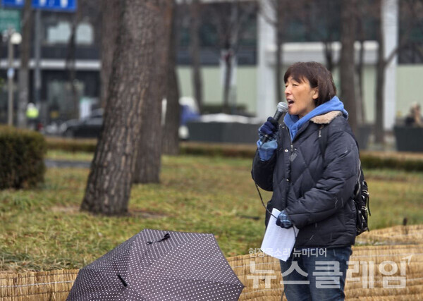 4일 오전 서울시청 앞에서 진행된 '제40회 밑빠진 독상 수여 기자회견'. 사진=함께하는시민행동