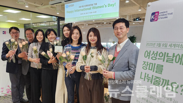 6일 유한킴벌리 본사에서 세계여성의날을 기리기 위해 여성 인권과 노동권을 상징하는 장미와 빵을 사원들과 나눴다. 유한킴벌리 제공