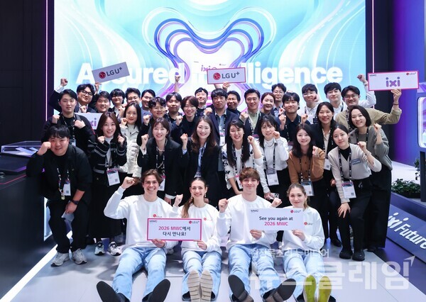스페인 바르셀로나에서 공개된 LG유플러스 MWC25 전시관에서 임직원들이 내년 MWC에 대한 기대감을 드러내는 모습. LG유플러스 제공