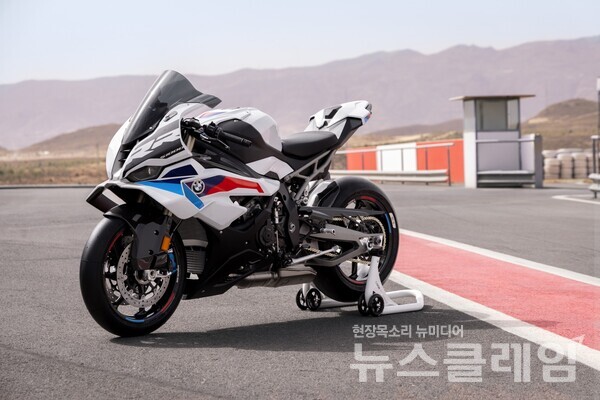 BMW 모토라드는 슈퍼 스포츠 모터사이클 ‘뉴 S 1000 RR’의 사전 예약을 BMW 모토라드 샵 온라인을 통해 실시한다고 7일 밝혔다. BMW 모토라드 제공 
