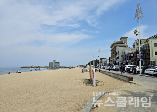 솔바람다리를 건너오면 안목해변에서 강릉 커피 거리가 시작된다. 사진=오근식 객원위원