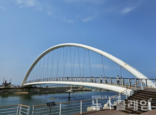 송정해변의 숲을 벗어나 솟대다리를 건너고, 경포호와 바다를 연결하는 물길을 따라 경포호의 둘레길에 들어선다. 사진=오근식 객원위원
